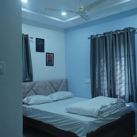 Cosmic Hotel & Guest House Gachibowli Raidurg ハイデラバード エクステリア 写真